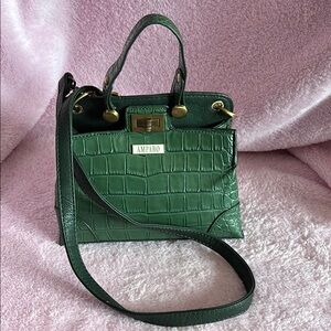 Emerald Green Crossbody Bag with Adjustable Strap and Textured Leather
